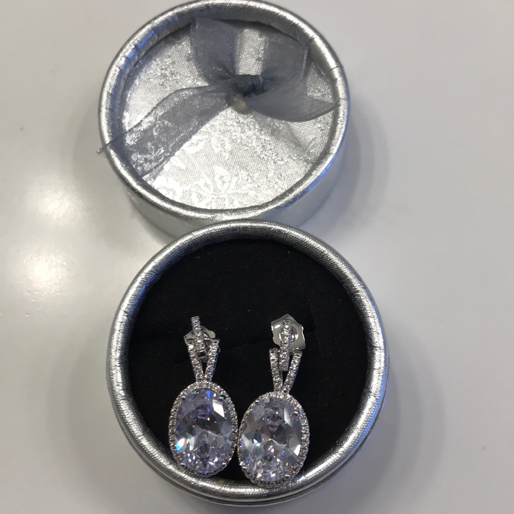 Fashion crystal silver tone drop earrings